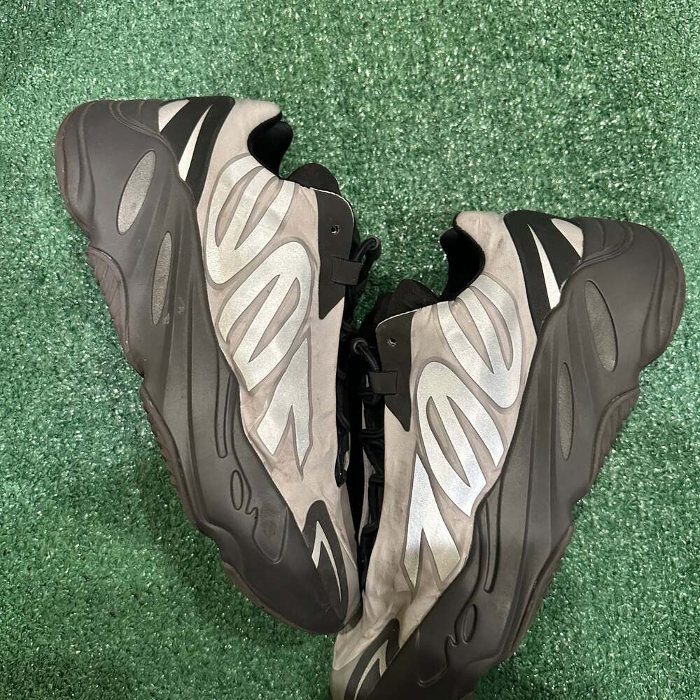 YZY 700 MNVN Metallic